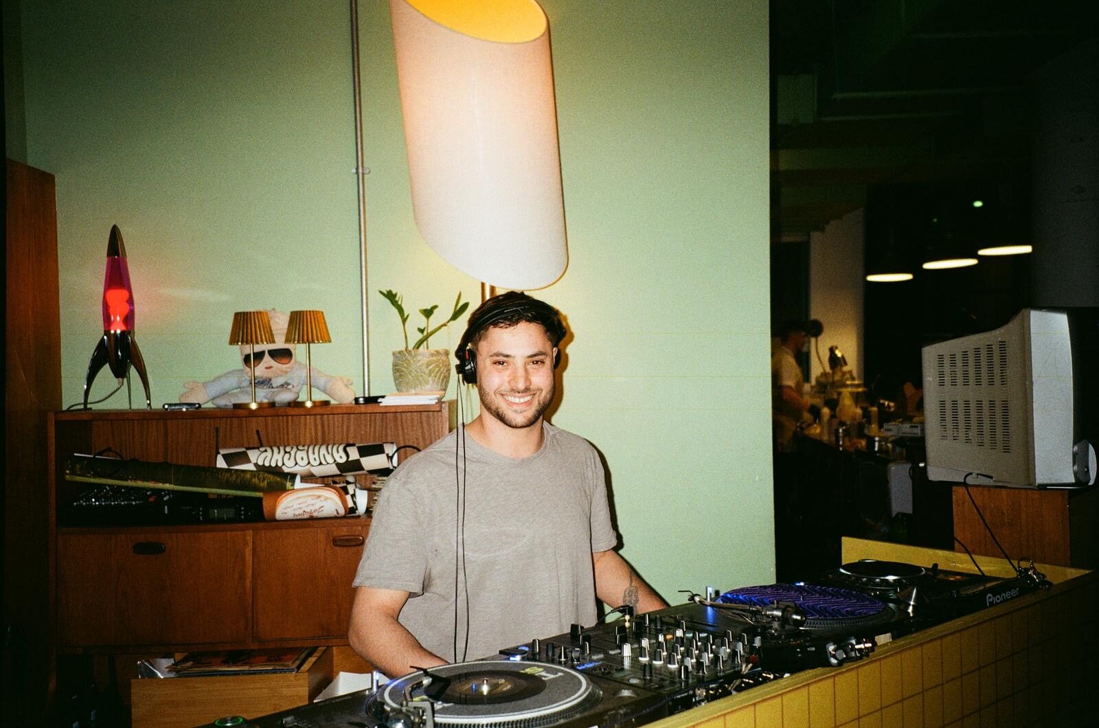 Flávio behind the decks