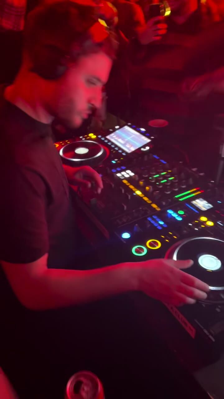 Flávio live, headphones on, packed room