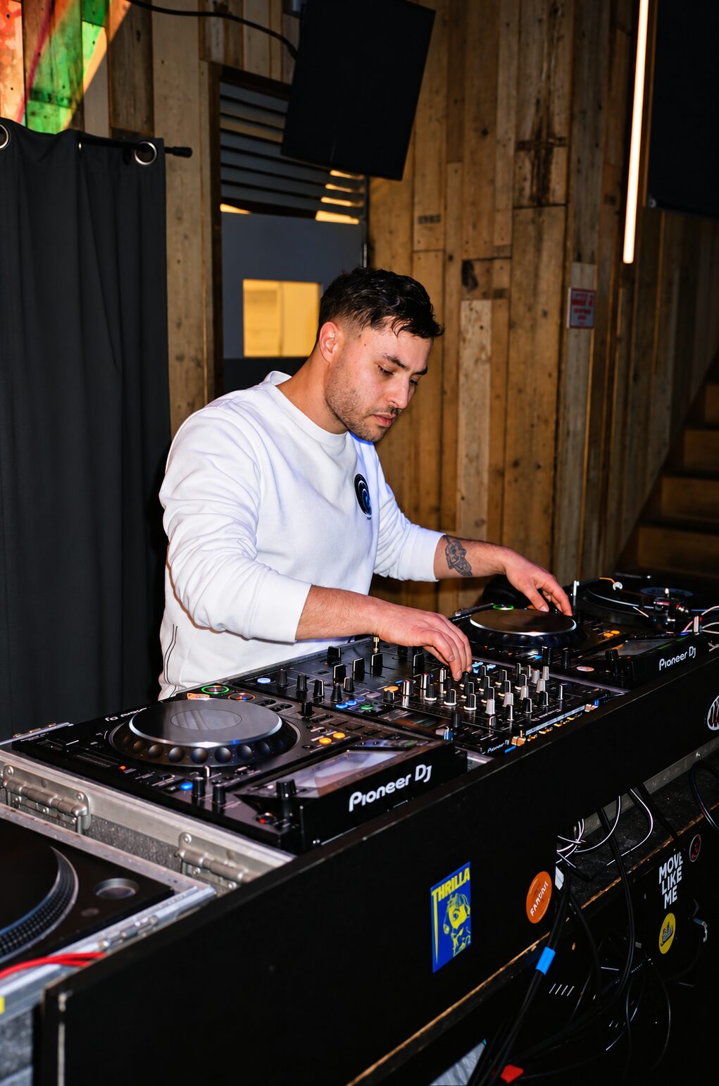 Flávio mixing on Pioneer decks