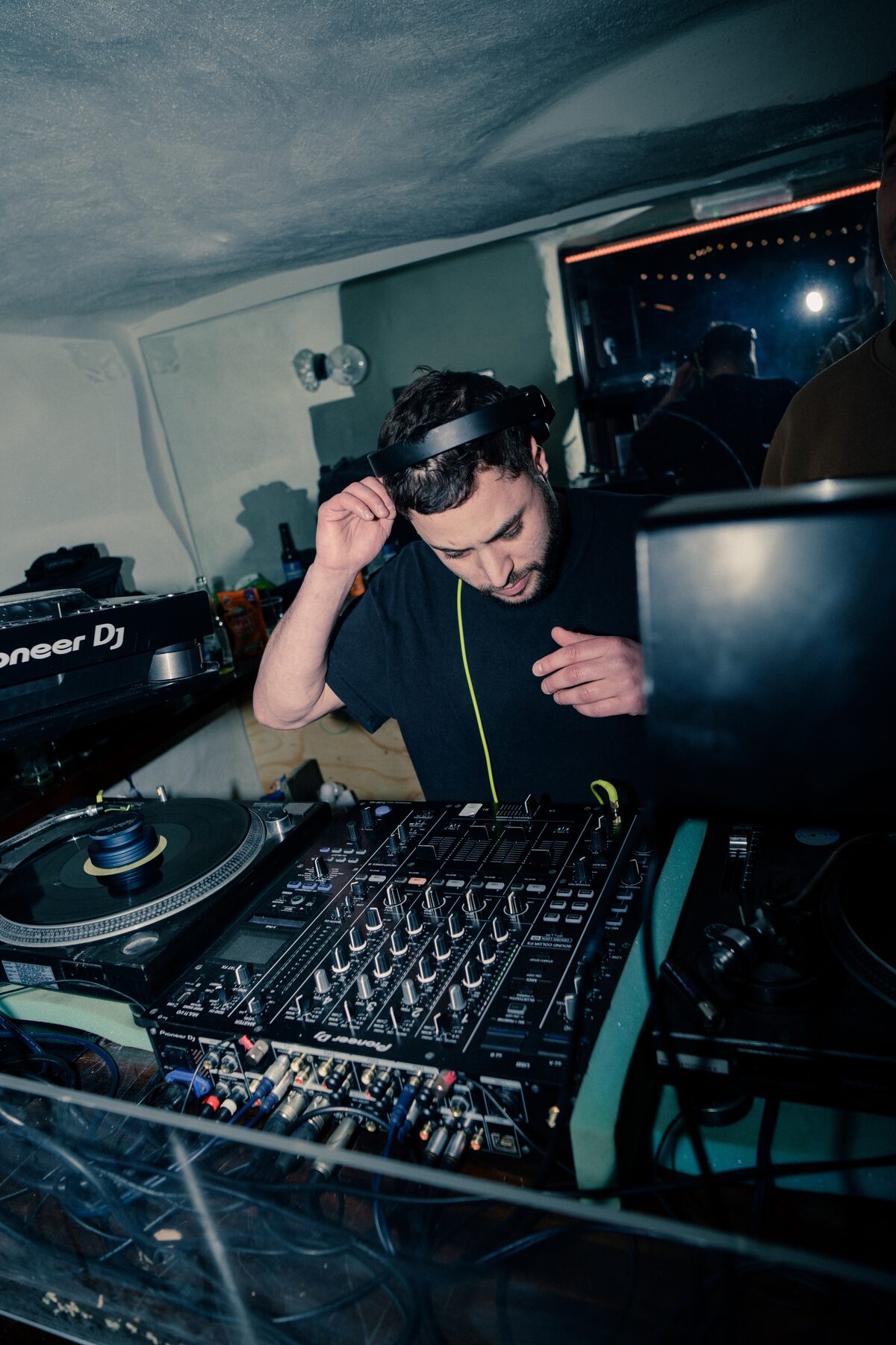 Flávio in the booth, vinyl and mixer