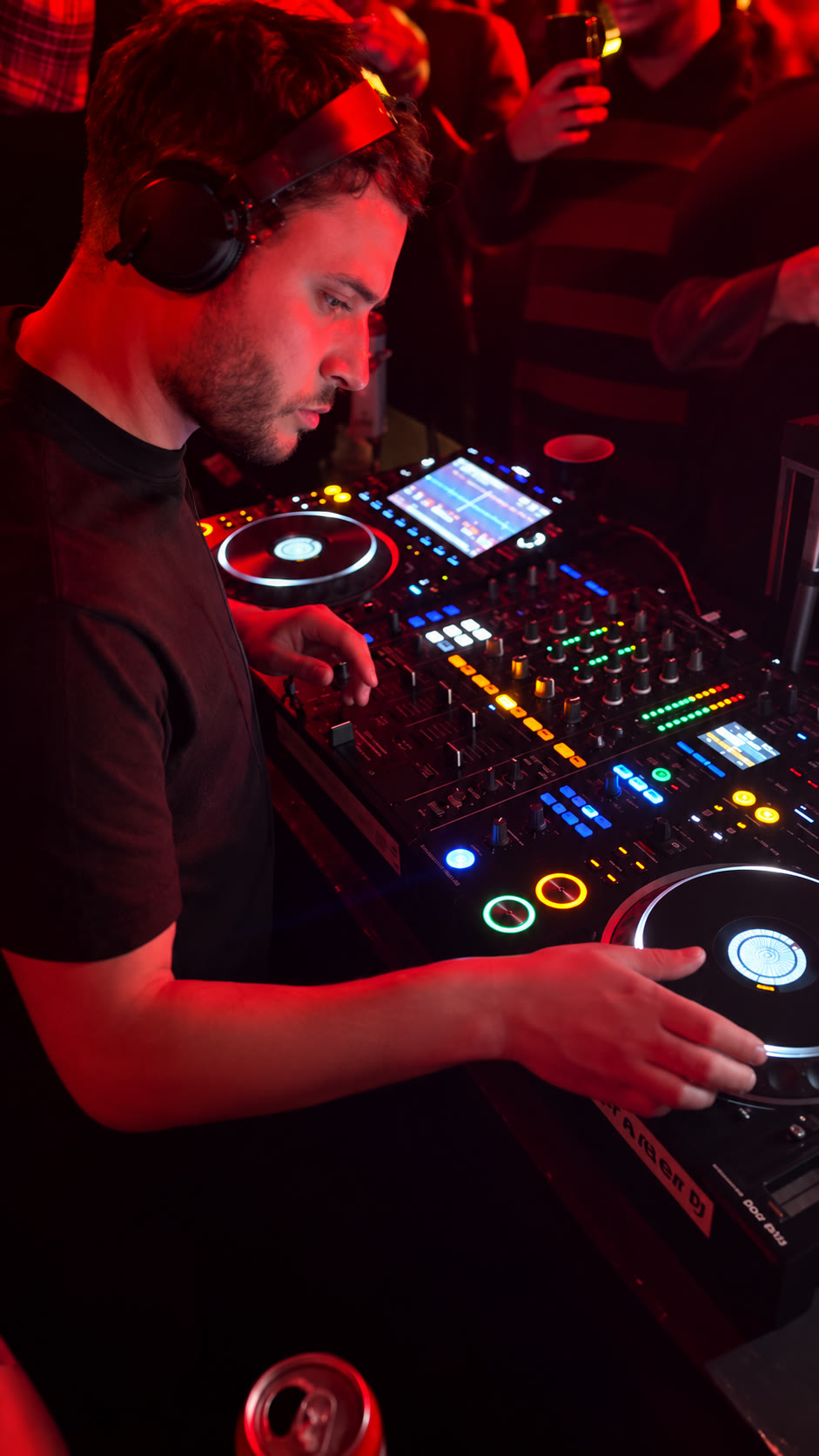 Flávio on the decks under red light